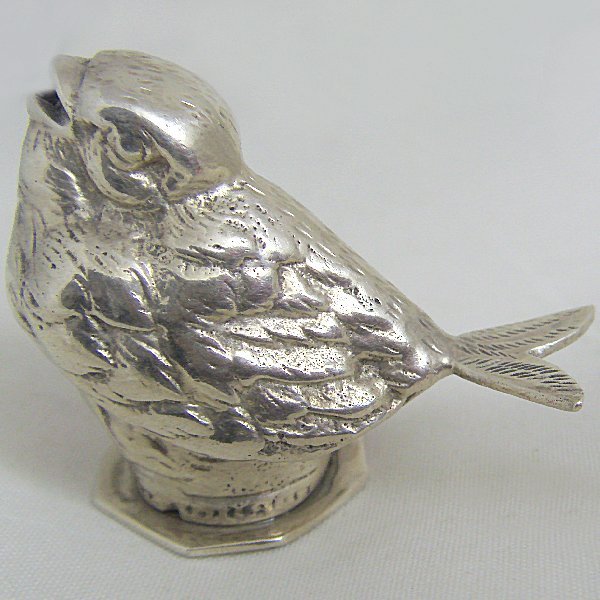 (a1017)Cernidor en plata motivo ave.